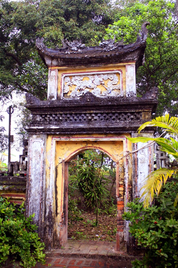 Nơi thờ tự Lý Bí có mặt ở nhiều nơi nhưng ở Miếu Hai Thôn, xã Xuân Hoà và Hiệp Hoà huyện Vũ Thư, Thái Bình vẫn được biết đến là nơi chưa nhiều huyền tích về vị hoàng đế đầu tiên của Việt Nam.